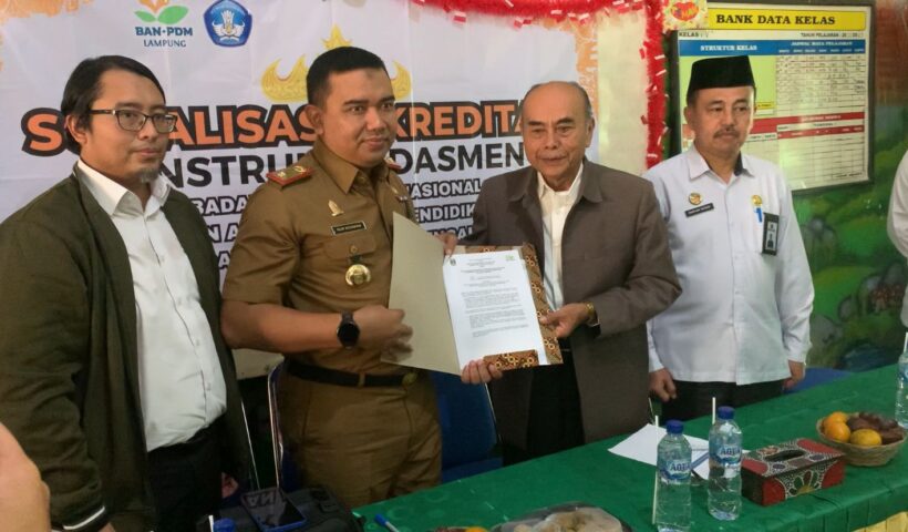 Komitmen tingkatkan mutu pendidikan, Dinas Pendidikan dan Kebudayaan Lampung Tengah (Disdikbud) lakukan penanda tanganan MoU bersama BAN-PDM Provinsi Lampung (Badan Akreditasi Nasional, Pendidikan Dasar dan Pendidikan Menengah) Lampung dan Kemenag.