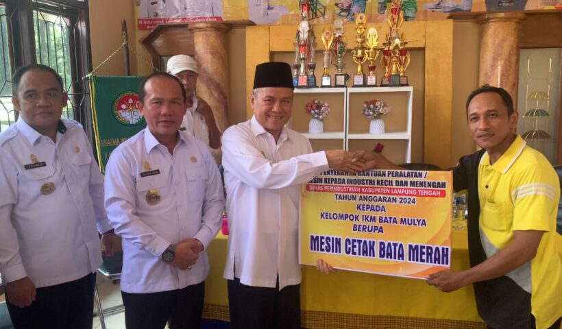 Sebanyak 9 pelaku IKM (industri kecil dan menengah) di Lampung Tengah menerima bantuan rumah alat produksi dan mesin/perlatan, Rabu (14/08).