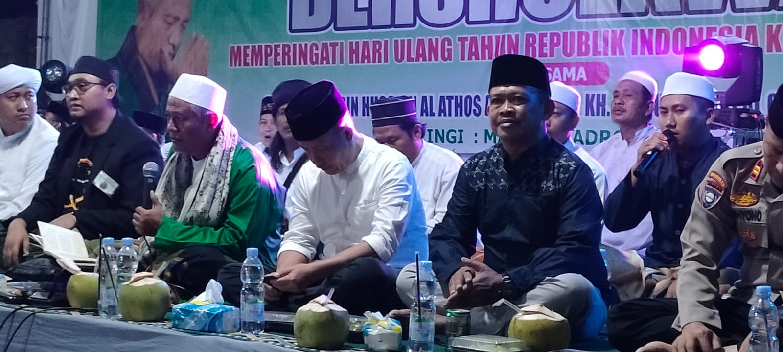 Ribuan masyarakat Bandar Jaya, kecamatan Terbanggi Besar Lampung Tengah tumpah ruah di halaman Masjid Al-Muttaqin menghadiri sholawat dalam rangka menyambut 17 Agustus HUT RI ke 79 tahun.