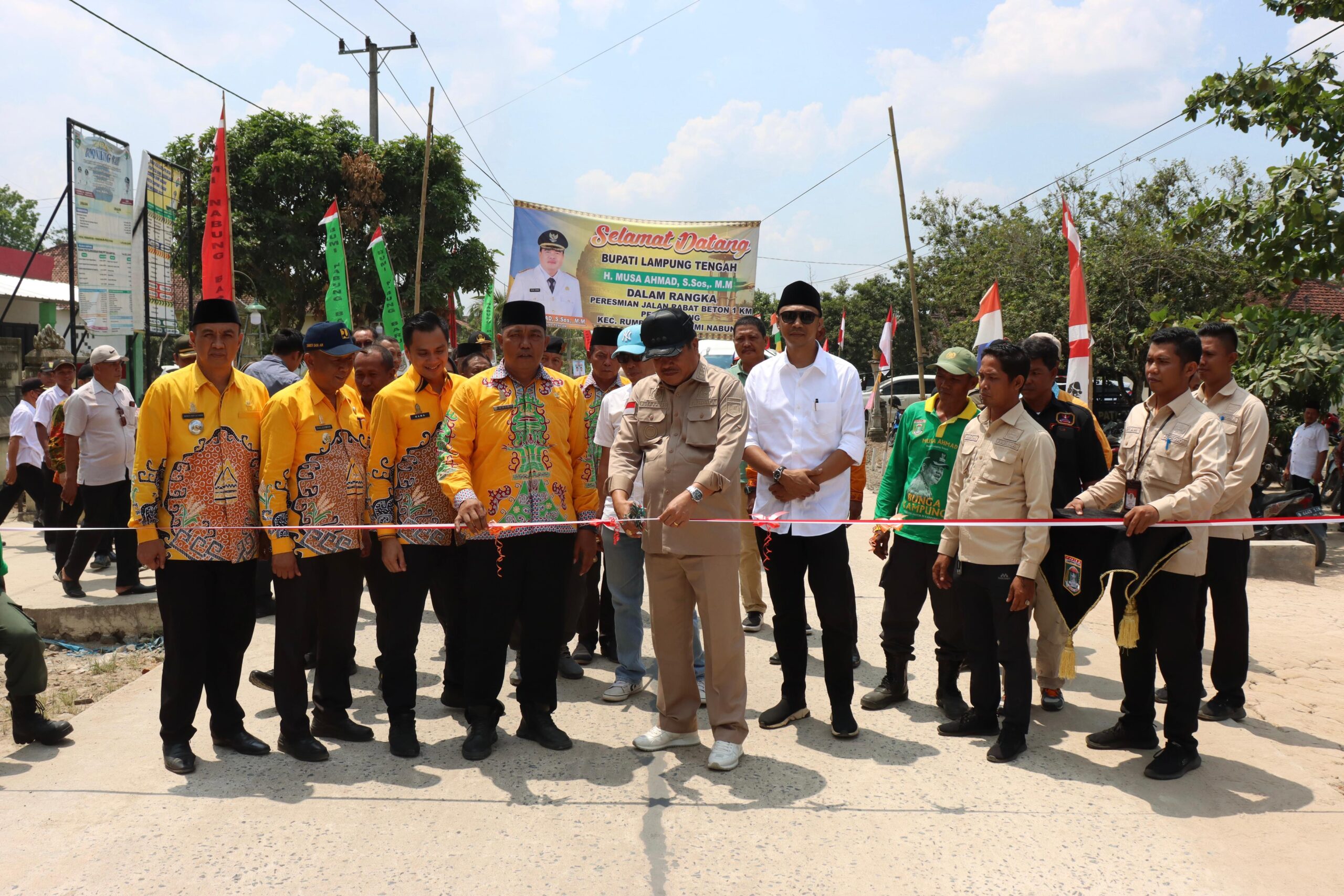 Musa Ahmad Resmikan Jalan Rabat Beton dan Dua Jembatan Di Wilayah Seputih Timur